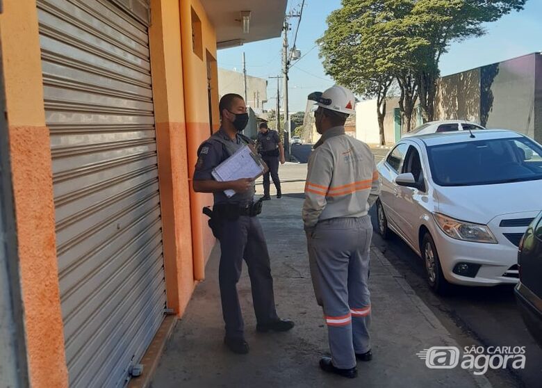 Funcionário da CPFL durante inspeção conta com apoio de policiais militares - Crédito: Divulgação