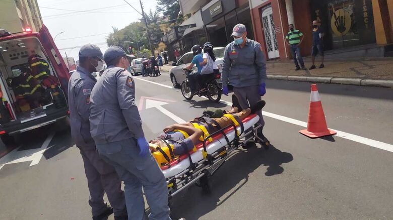 Motociclista durante o socorro dos integrantes do Corpo de Bombeiros - Crédito: Maycon Maximino