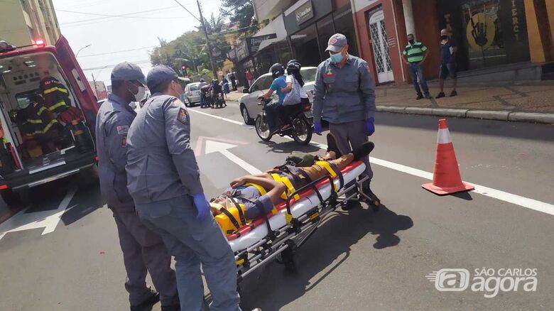 Motociclista durante o socorro dos integrantes do Corpo de Bombeiros - Crédito: Maycon Maximino