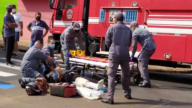 Mulher foi socorrida pela UR à Santa Casa com fraturas na tíbia e na fíbula - Crédito: Maycon Maximino