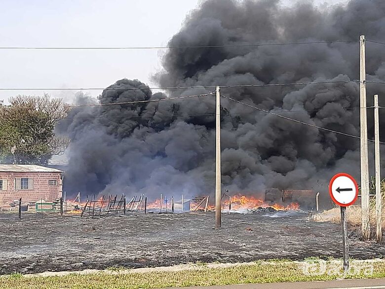 Fogo se alastra rapidamente no Varjão - Crédito: Divulgação