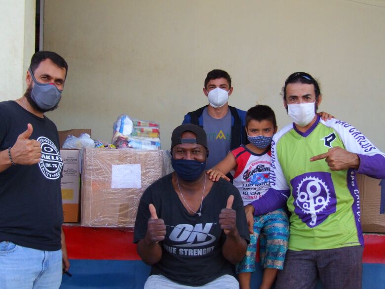 Depois de praticar qualidade de vida, a hora da solidariedade, com a doação de 150 quilos de alimentos não perecíveis - Crédito: Divulgação