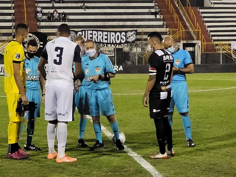 Antes do jogo, o árbitro e capitães definiram quem dava o toque inicial na partida - Crédito: Divulgação