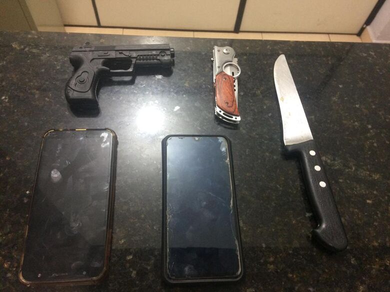 Adolescentes estavam armadas e roubaram um celular - Crédito: Divulgação