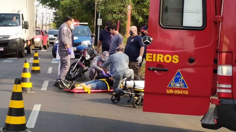 Motociclista durante o socorro realizado pelos Bombeiros da unidade resgate - Crédito: Maycon Maximino