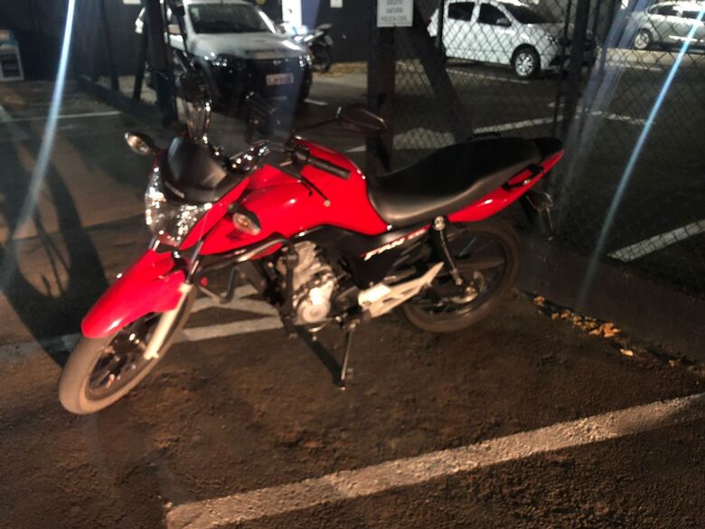 Ladrão de moto tenta fugir da polícia, mas leva queda e vai pra prisão -