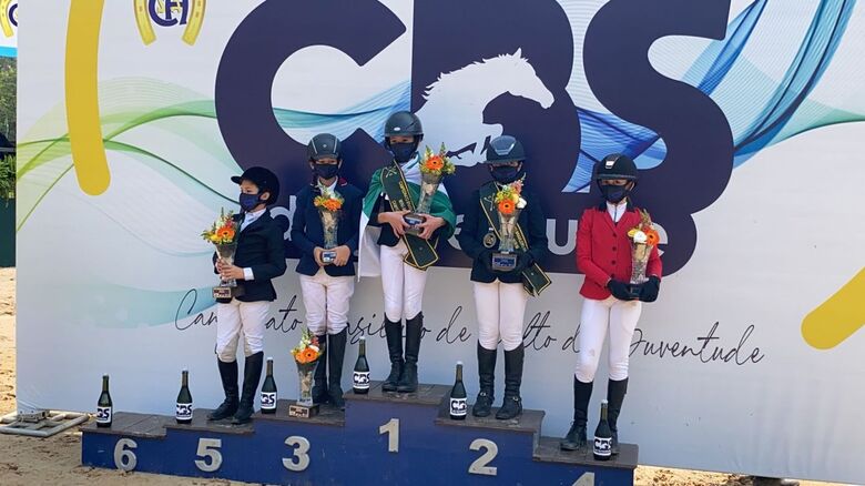 No pódio, Luiza comemora a conquista do vice-campeonato brasileiro - Crédito: Divulgação