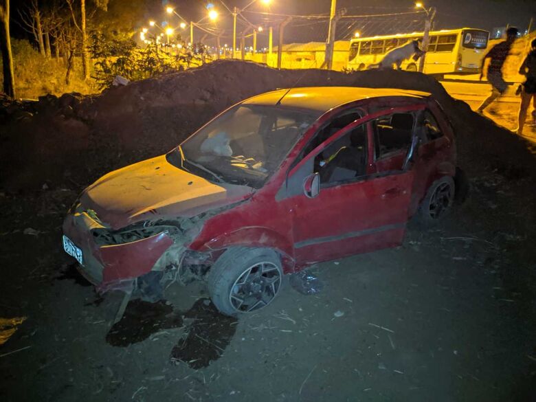 Motorista fica em estado grave após bater em barranco e capotar na SP-215 - Crédito: Maycon Maximino
