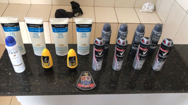 Os produtos que seriam furtados pelo ladrão - Crédito: Divulgação