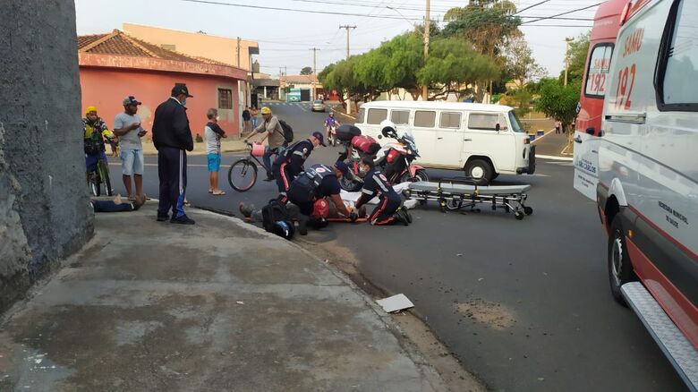 Uma das vítimas é socorrida pelo Samu - Crédito: Maycon Maximino