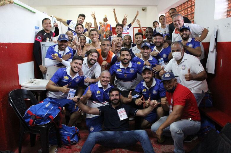 Jogadores comemoram a vitória e a vaga para a segunda fase - Crédito: Divulgação