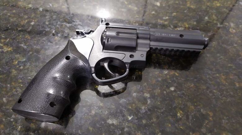 A arma utilizada pelo infrator durante o assalto a farmácia em Ibaté - Crédito: Maycon Maximino