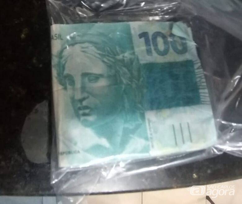 As notas falsas apreendidas pela polícia: sete cédulas de R$ 100 - Crédito: Maycon Maximino