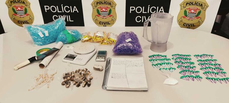 As drogas e os materiais utilizados por traficantes que foram apreendidos durante a operação policial - Crédito: Divulgação