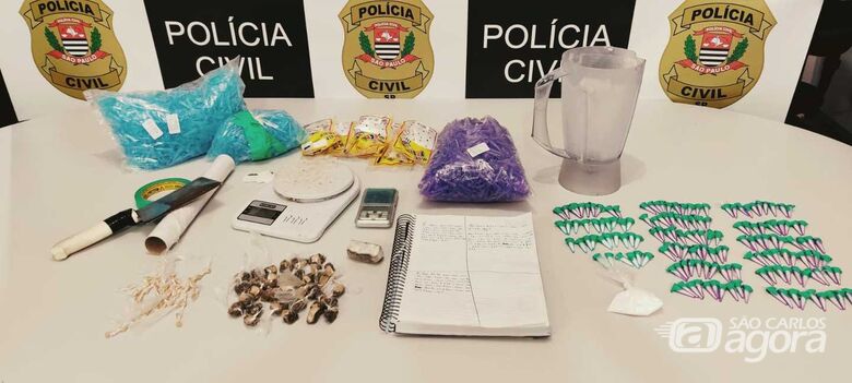 As drogas e os materiais utilizados por traficantes que foram apreendidos durante a operação policial - Crédito: Divulgação
