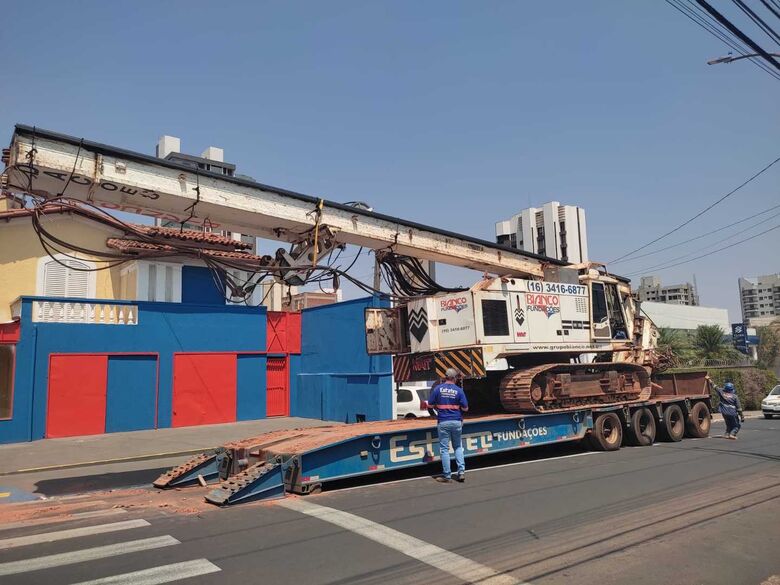 Máquina de grande porte fará manobras e interditará a rua 15 de Novembro - Crédito: Divulgação