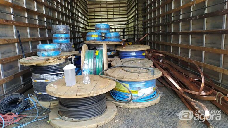 Bobinas, vergalhões e ferramentas elétricas foram recuperados pela PM - Crédito: Maycon Maximino