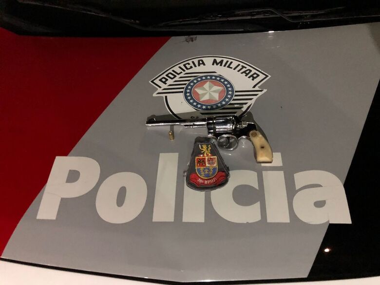 Jovem é preso por porte ilegal de arma de fogo em Ibaté -