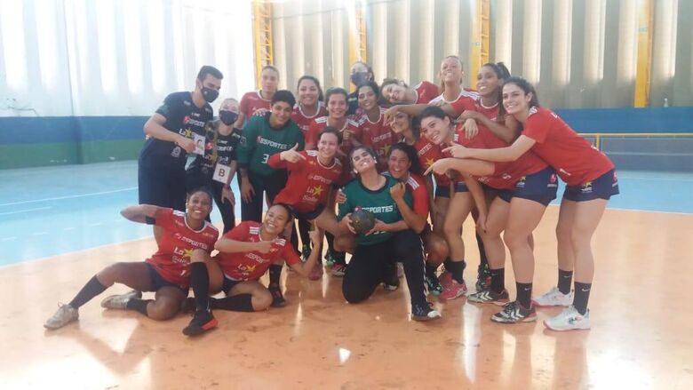 Equipe são-carlense comemora a expressiva vitória frente Jundiaí - Crédito: Marcos Escrivani