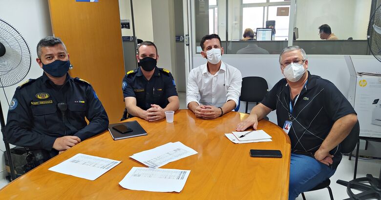 Elton ao centro, com representantes da Guarda Municipal e da Associação de Bairros: melhorias para o Embaré - Crédito: Divulgação