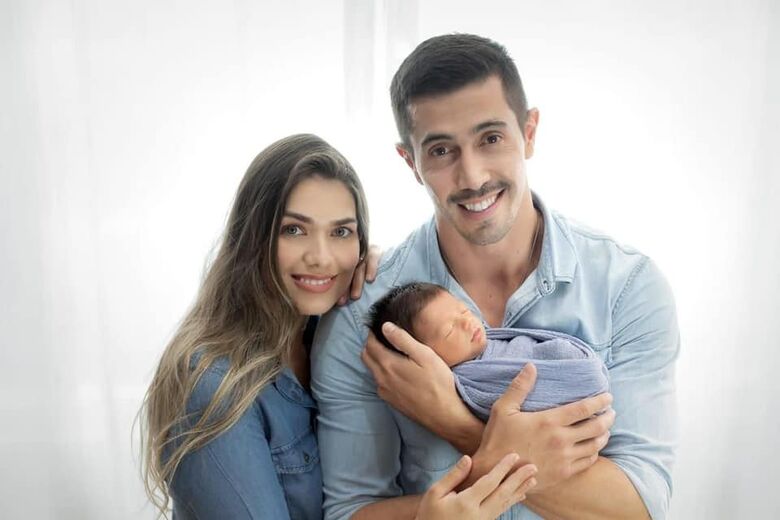 Cabo Wallace Valesi com esposa e filho de três meses - Crédito: arquivo pessoal