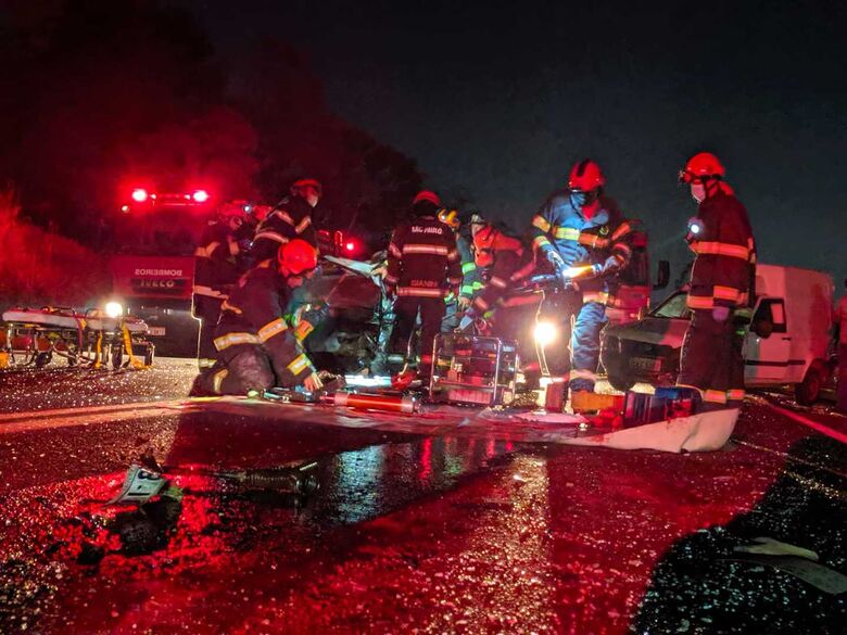Colisão envolvendo quatro veículos deixa uma pessoa morta na SP-215 em São Carlos - Crédito: Maycon Maximino