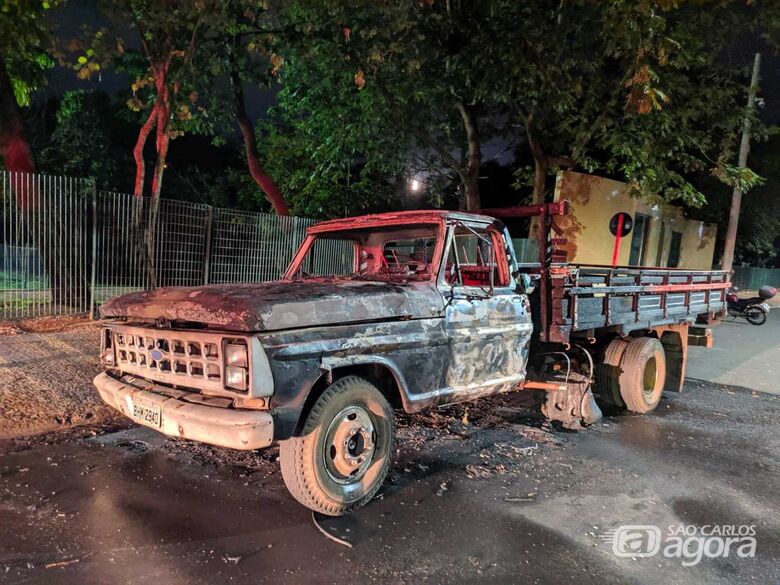 Caminhão é encontrado em chamas no Jardim Bicão - Crédito: Maycon Maximino