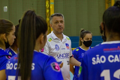 Fabiano Lourenço orienta atletas: futsal são-carlense busca classificação - Crédito: Zé Sérgio