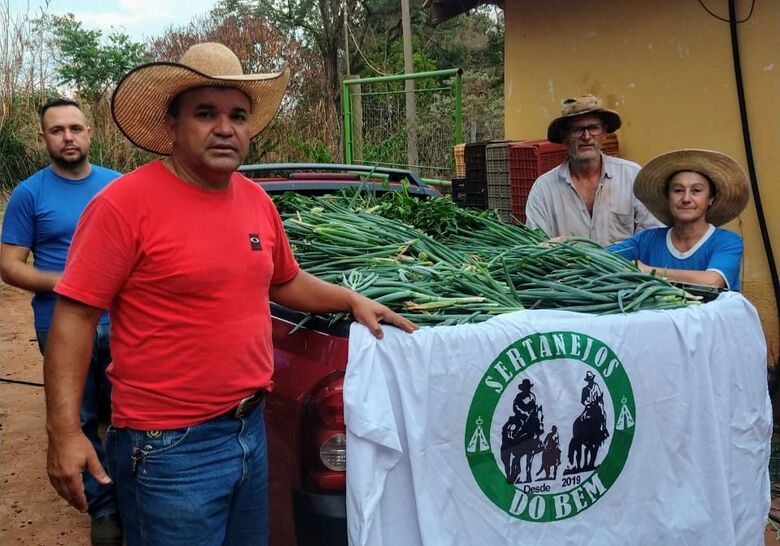 Mesmo diante da falta de chuvas, família continua com doações de verduras - Crédito: divulgação