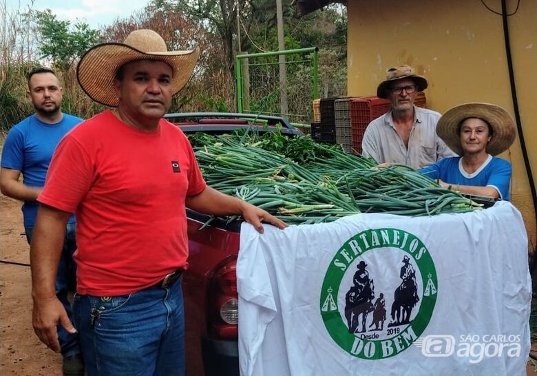 Mesmo diante da falta de chuvas, família continua com doações de verduras - Crédito: divulgação