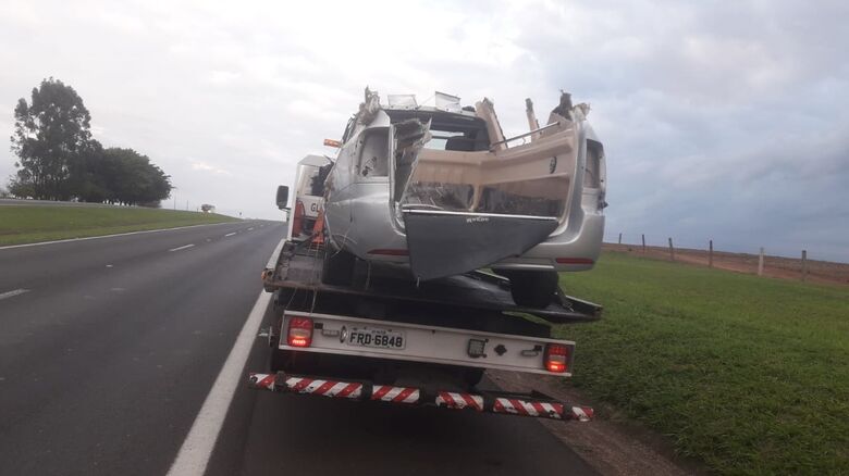 Carro fúnebre tomba na rodovia Washington Luis - Crédito: Colaborador