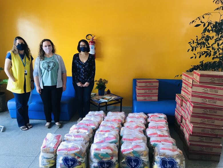 Foram entregues cestas de alimentos e kits de higiene e limpeza que serão destinados às famílias atendidas pelas instituições parceiras - Crédito: Divulgação