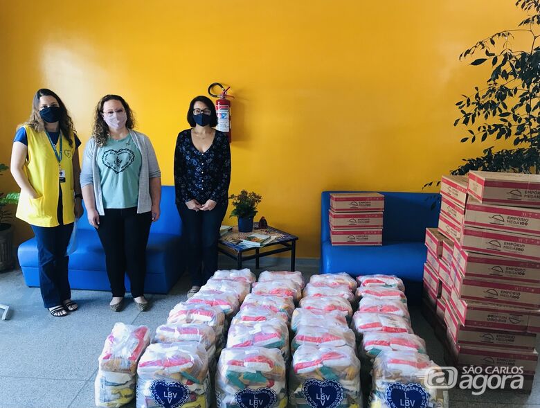 Foram entregues cestas de alimentos e kits de higiene e limpeza que serão destinados às famílias atendidas pelas instituições parceiras - Crédito: Divulgação