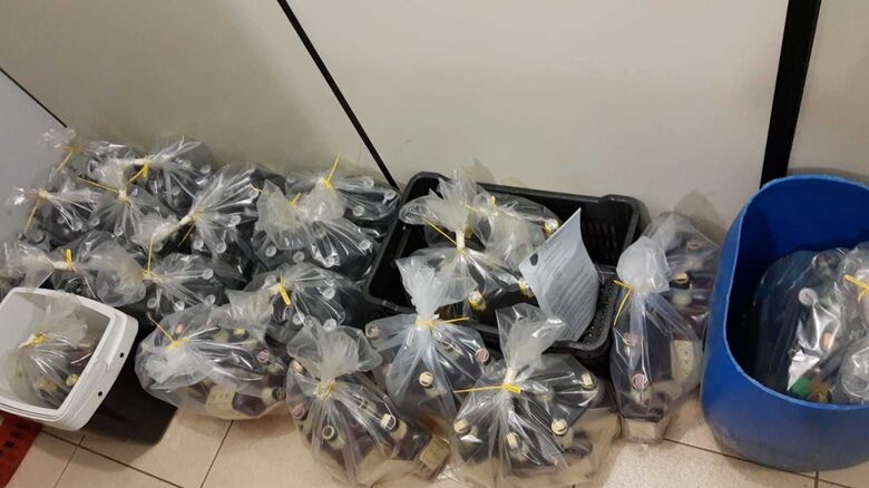 Garrafas de bebidas alcoólicas provavelmente falsificadas e que foram apreendidas pelo BAEP - Crédito: Colaborador SCA