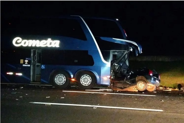 Carro invadiu contramão e bateu de frente com ônibus - Crédito: Veloz/Rápido no Ar