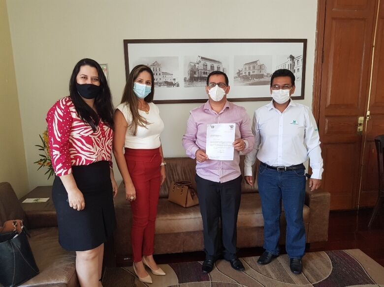O presidente da Câmara Municipal, Roselei Françoso recebe os representantes do CRF-SP - Crédito: Divulgação