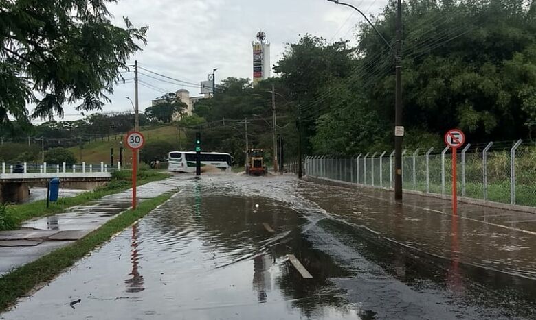 Córrego do Mineirinho transbordou - Crédito: Colaborador