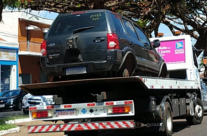 A EcoSport foi roubada, depenada e abandonada em uma mata - Crédito: A EcoSport foi roubada, depenada e abandonada em uma mata