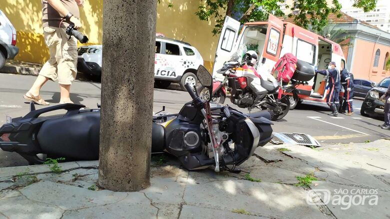Motociclista sofre ferimentos graves após acidente no Centro - Crédito: Maycon Maximino