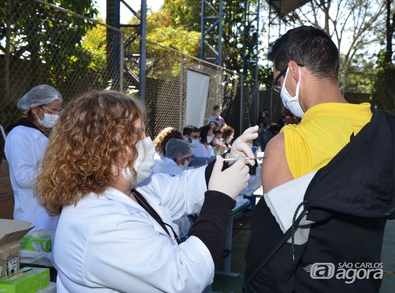 Homem recebe vacina contra Covid em São Carlos - Crédito: divulgação