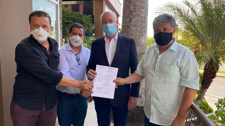 Políticos são-carlenses estiveram em Piracicaba solicitando liberação de recursos - Crédito: Divulgação