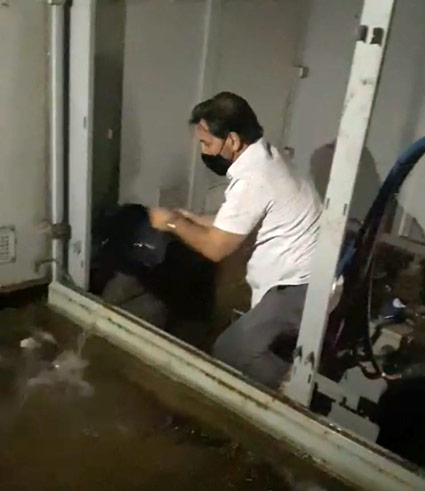 Marcos Palermo retira água que invadiu local onde transformador está instalado - Crédito: reprodução
