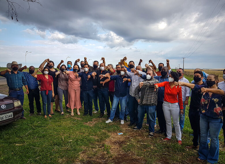 Vereadores das três cidades se reuniram na rodovia contra a construção do pedágio - Crédito: divulgação