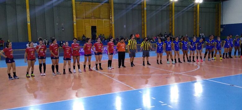 São-carlenses e joseenses lado a lado: um jogo parelho no ginásio da Vila São José - Crédito: Marcos Escrivani