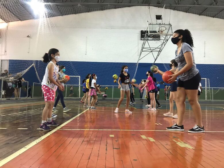 Alunas no primeiro dia de aula: pequenas são-carlenses em busca de um sonho - Crédito: Marcos Escrivani