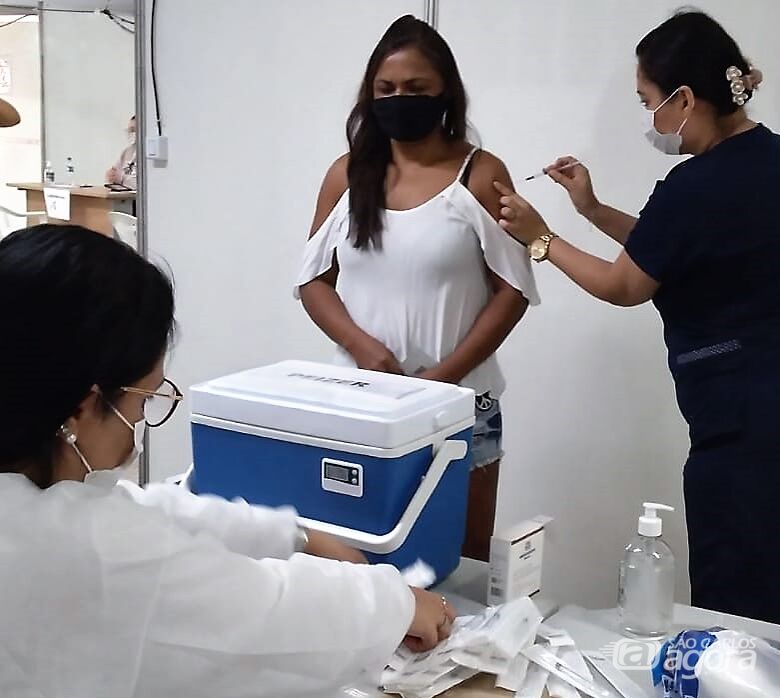Domingo também vai ter plantão de vacinação contra a COVID-19 no Ginásio Milton Olaio Filho - 