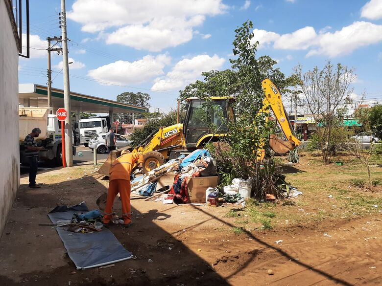 Serviços públicos realiza limpeza em áreas do Maria Stella Fagá -