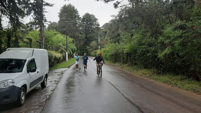 No penúltimo dia, chuva e barro: mas nada segura nossos peregrinos aventureiros - Crédito: Divulgação