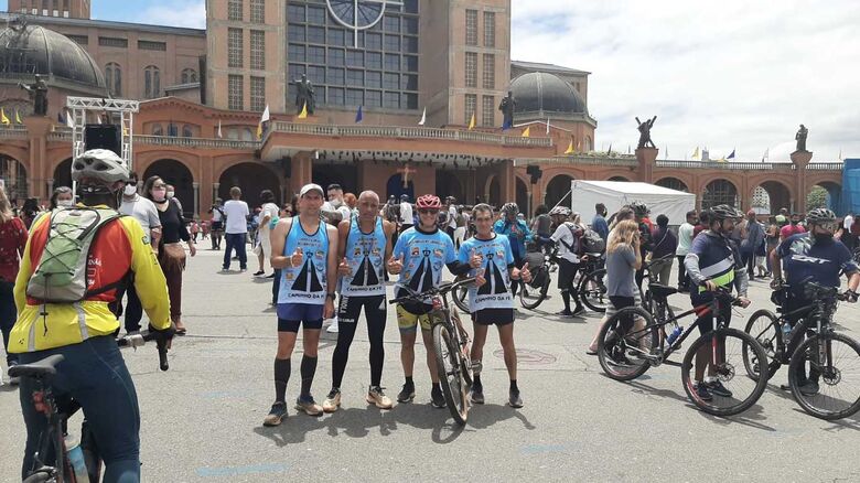 Missão cumprida: guerreiros são-carlenses em frente a Basílica de Aparecida - Crédito: Divulgação