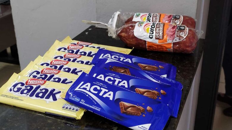 As barras de chocolate e as peças de salame que seriam furtadas pelo ladrão - Crédito: Maycon Maximino